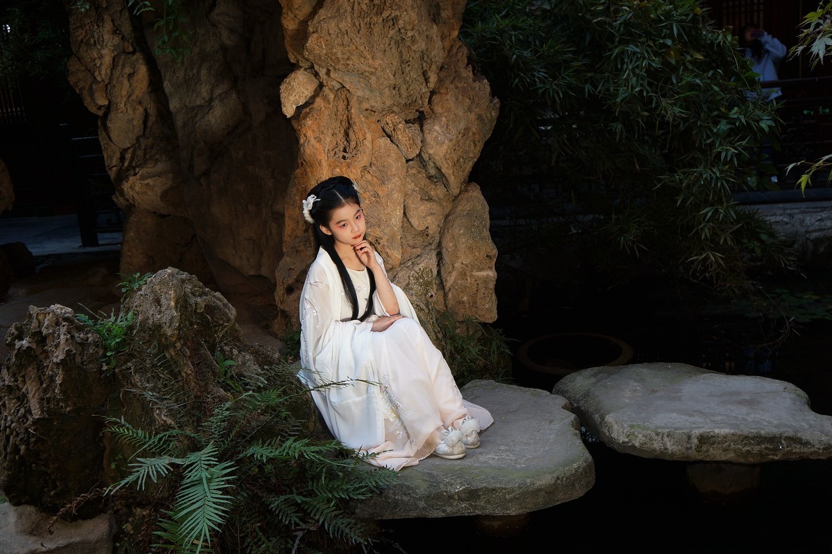 汉口里的古装小女童！