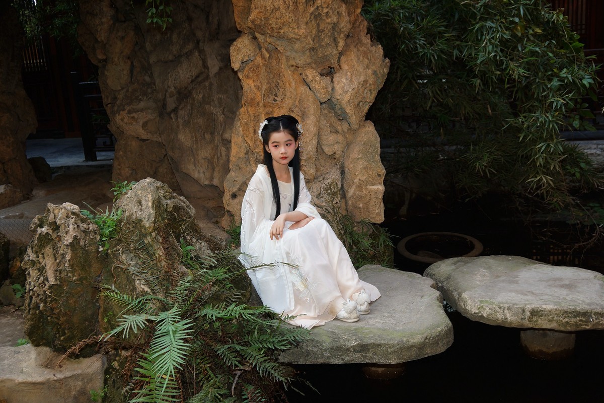 汉口里的古装小女童！