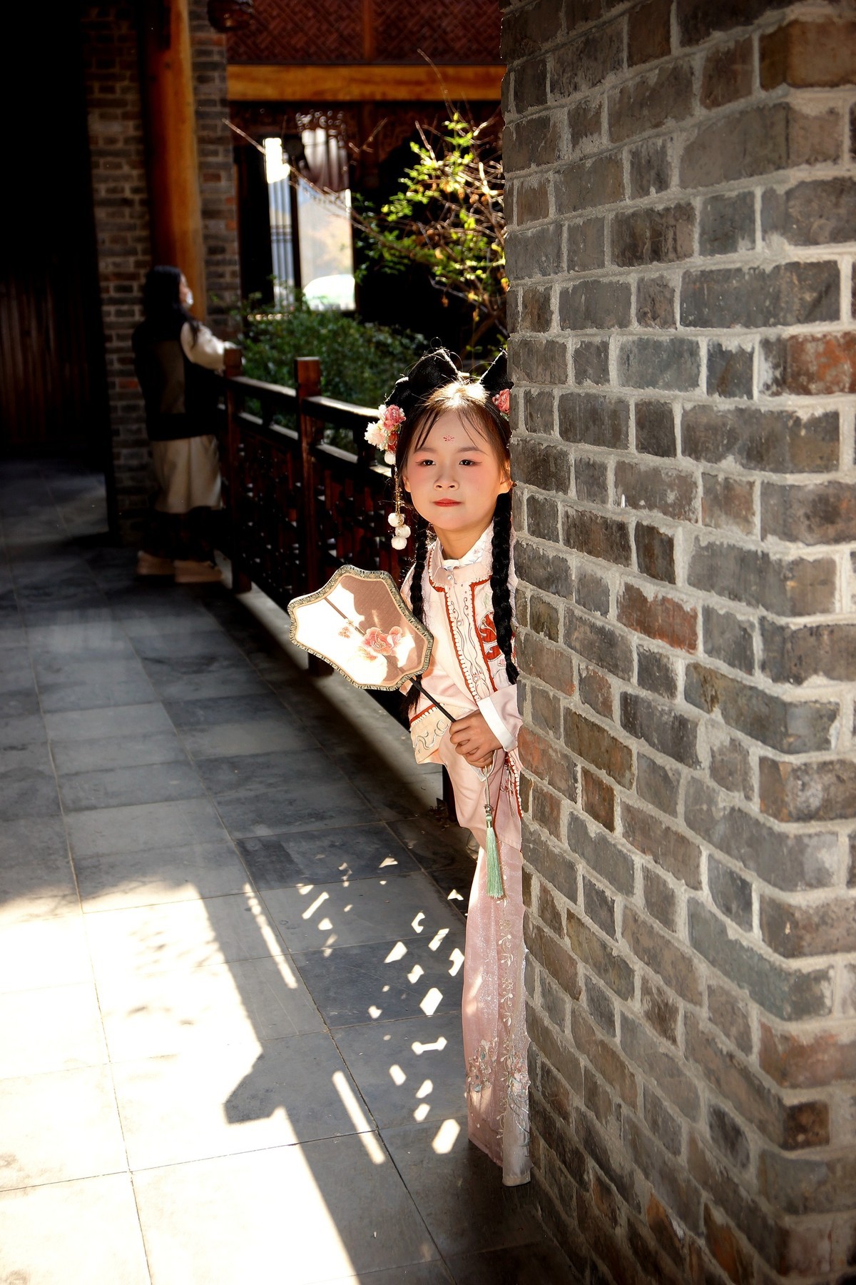 汉口里的古装小女童！