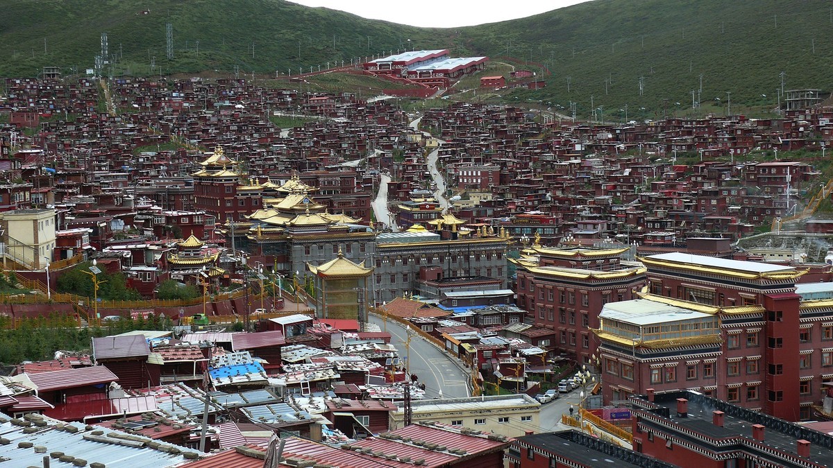 阴雨天的色达佛学院