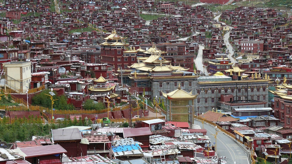 阴雨天的色达佛学院