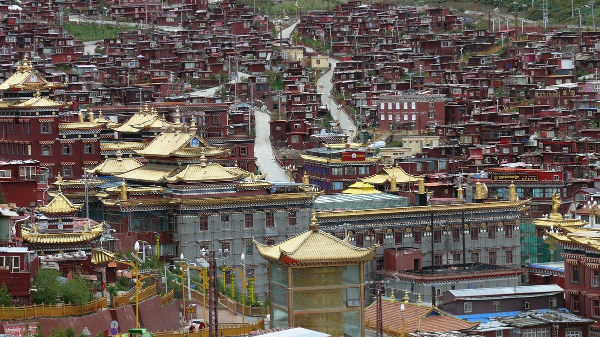 阴雨天的色达佛学院