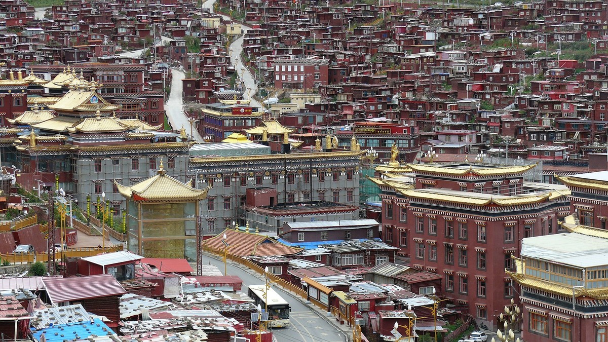 阴雨天的色达佛学院