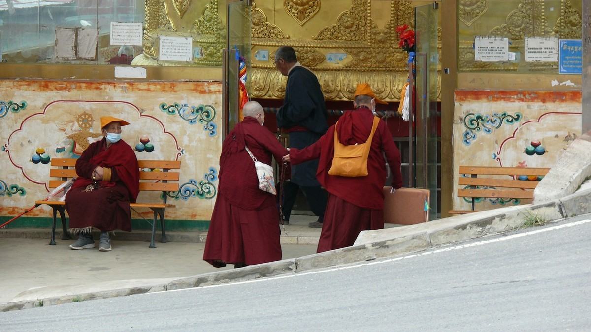阴雨天的色达佛学院