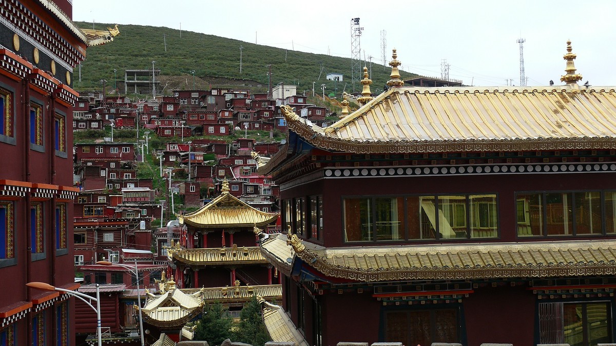 阴雨天的色达佛学院