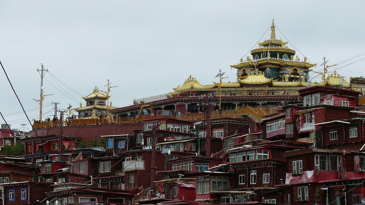 阴雨天的色达佛学院