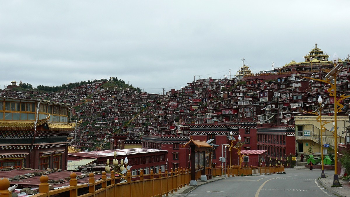 阴雨天的色达佛学院