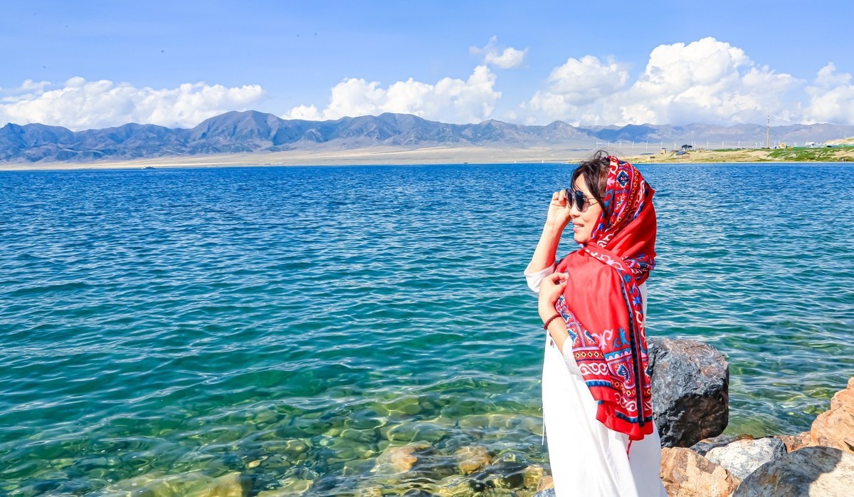 靓女遇上赛里木湖