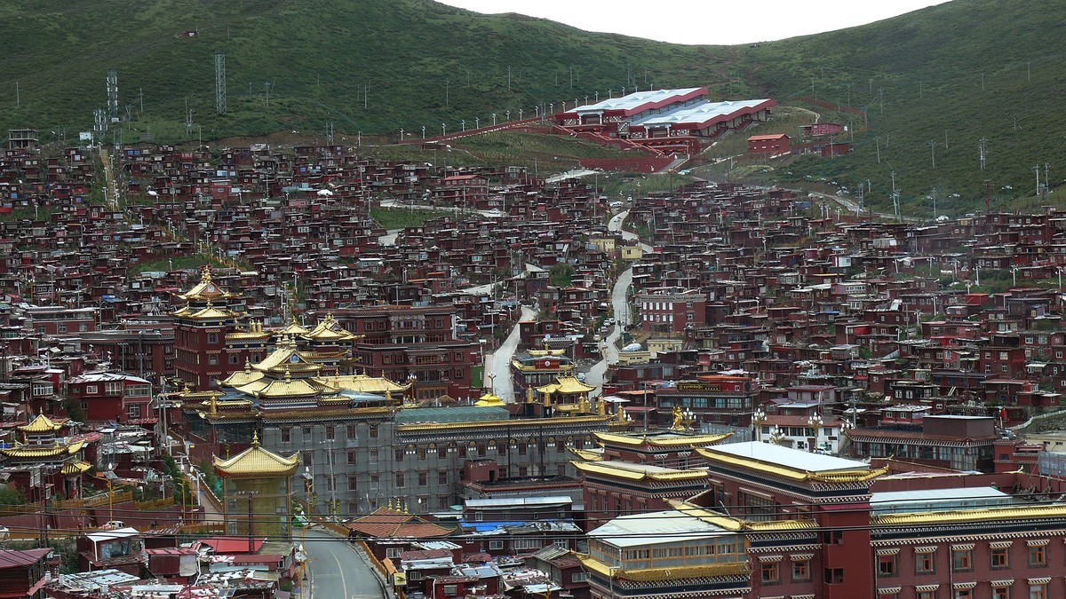 阴雨天的色达佛学院
