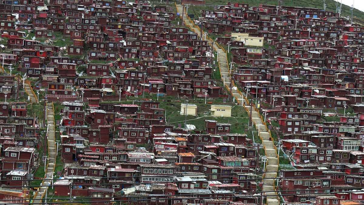 阴雨天的色达佛学院