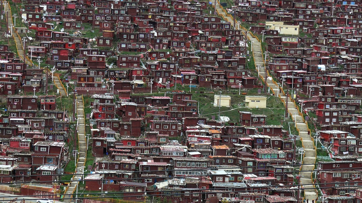 阴雨天的色达佛学院