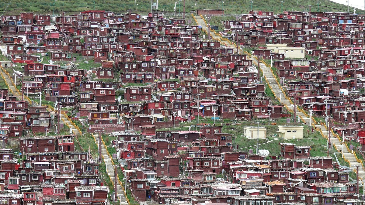 阴雨天的色达佛学院