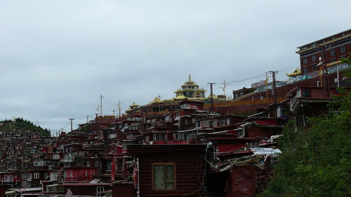 阴雨天的色达佛学院
