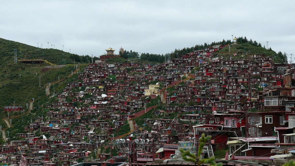 阴雨天的色达佛学院