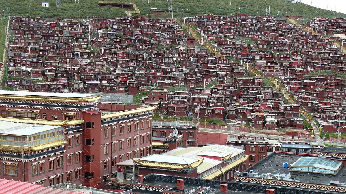 阴雨天的色达佛学院