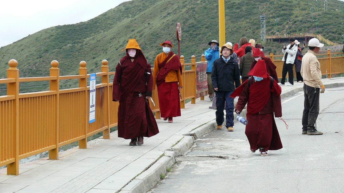 阴雨天的色达佛学院