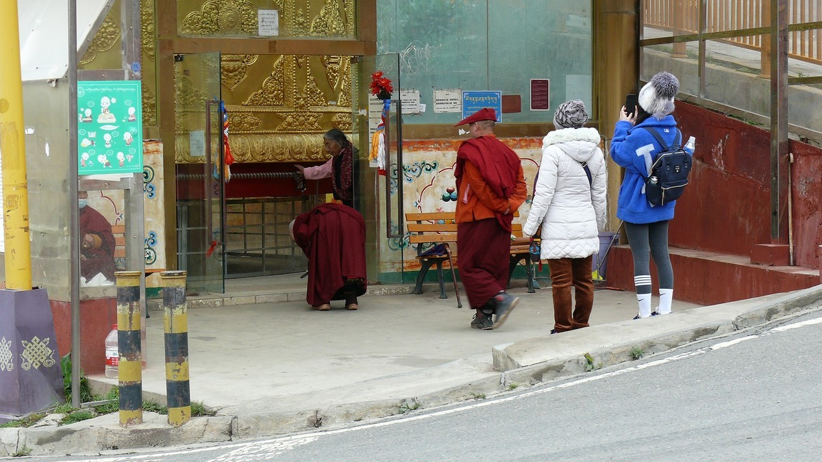 阴雨天的色达佛学院