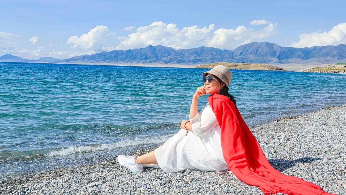 靓女遇上赛里木湖