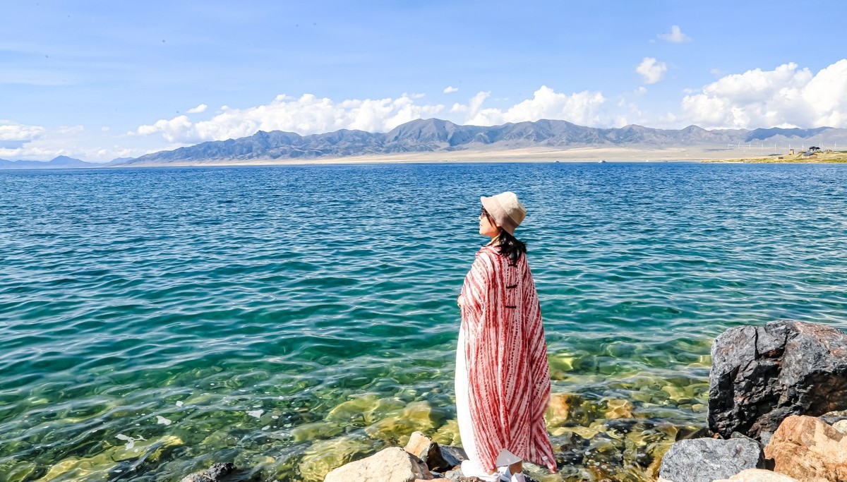 靓女遇上赛里木湖