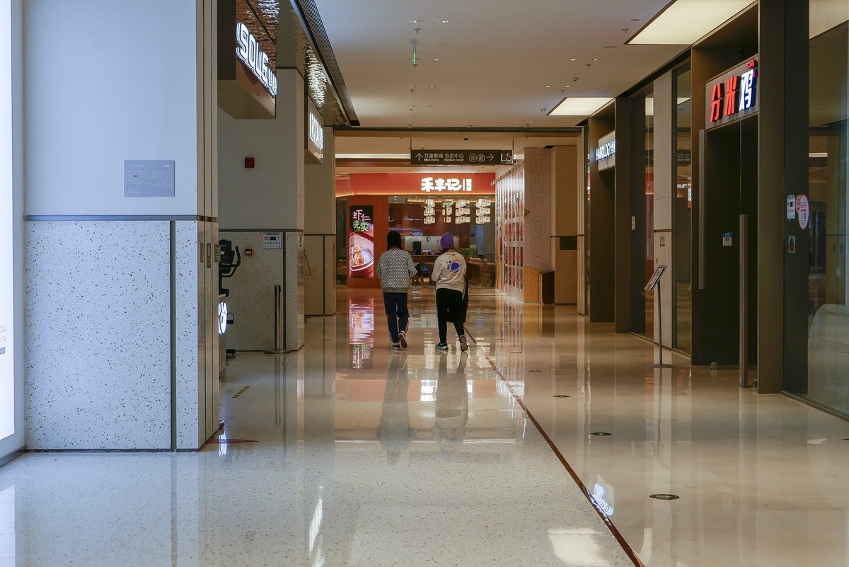 用2022年初入手的松下LX100M2相机拍天津文化中心内万象城的照片。