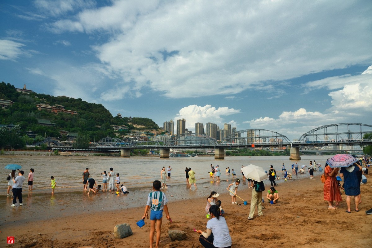 黄河边嬉戏的人群