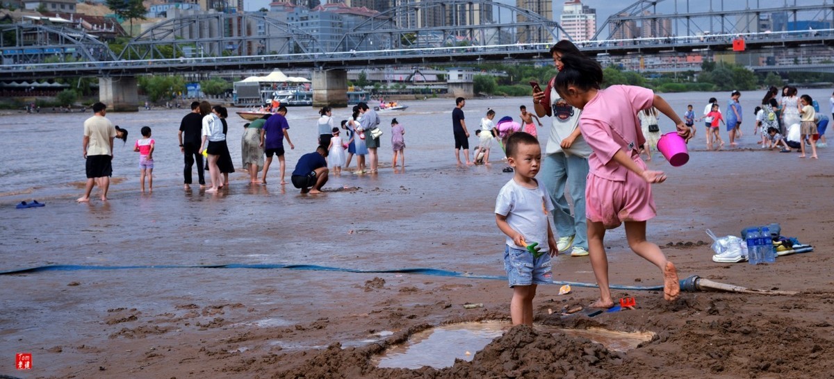 黄河边嬉戏的人群