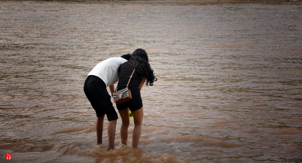 黄河边嬉戏的人群
