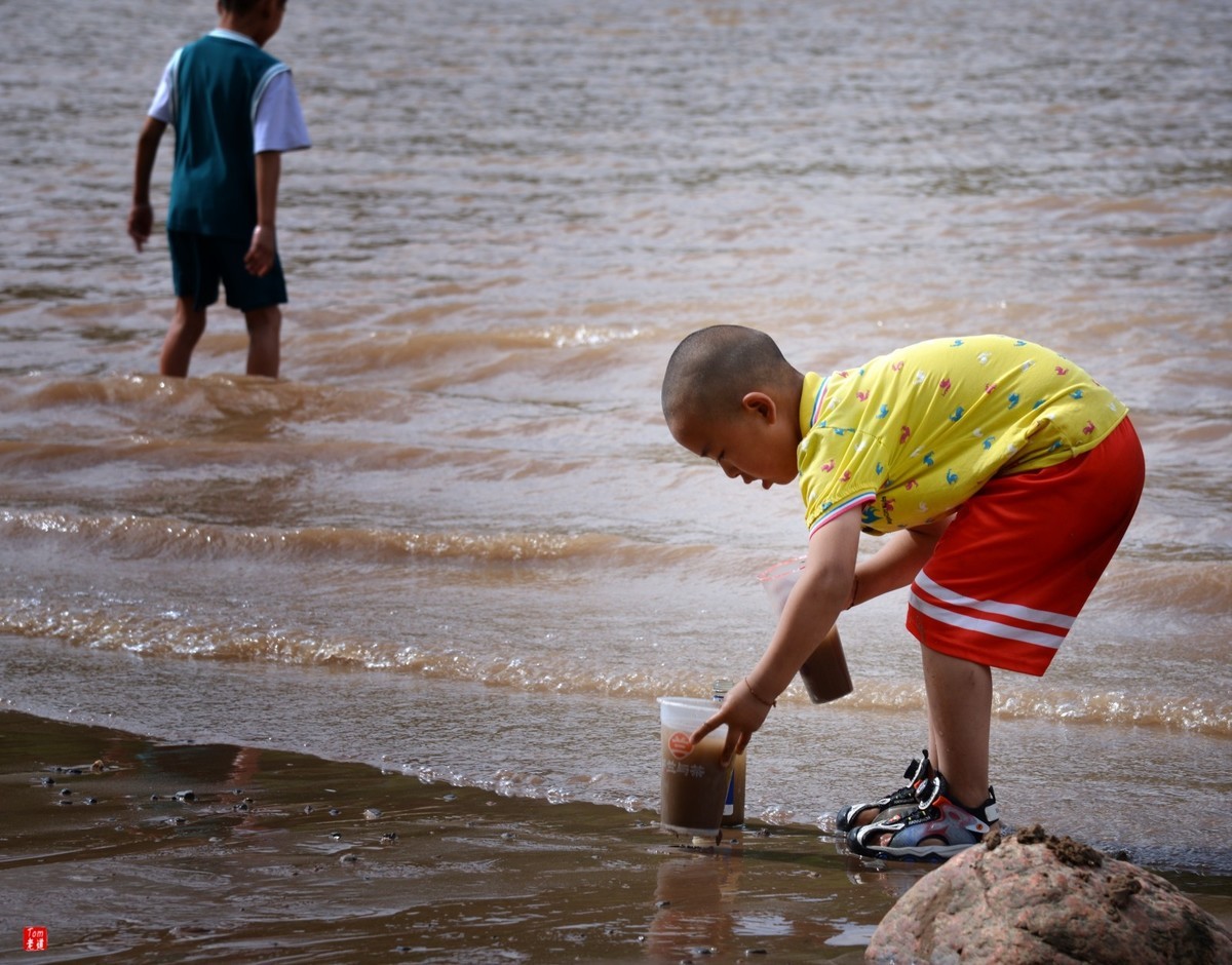 黄河边嬉戏的人群