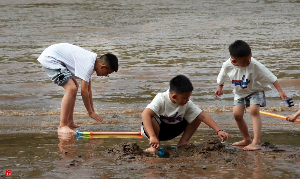 黄河边嬉戏的人群