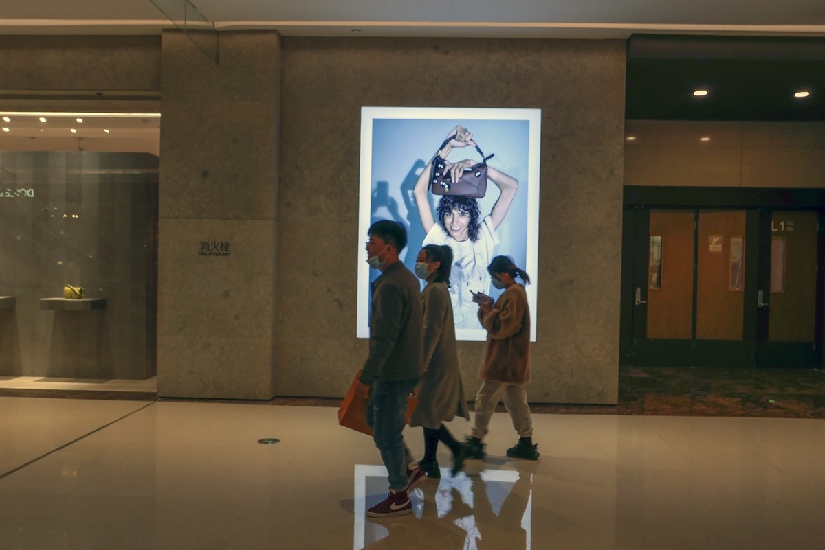 用2022年初入手的松下LX100M2相机拍天津文化中心内万象城的照片。