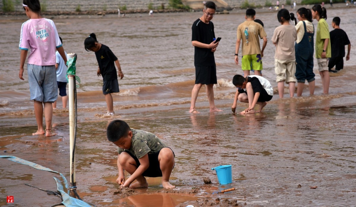 黄河边嬉戏的人群