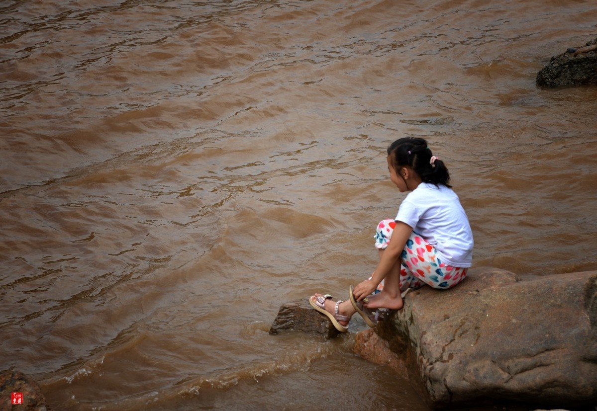 黄河边嬉戏的人群