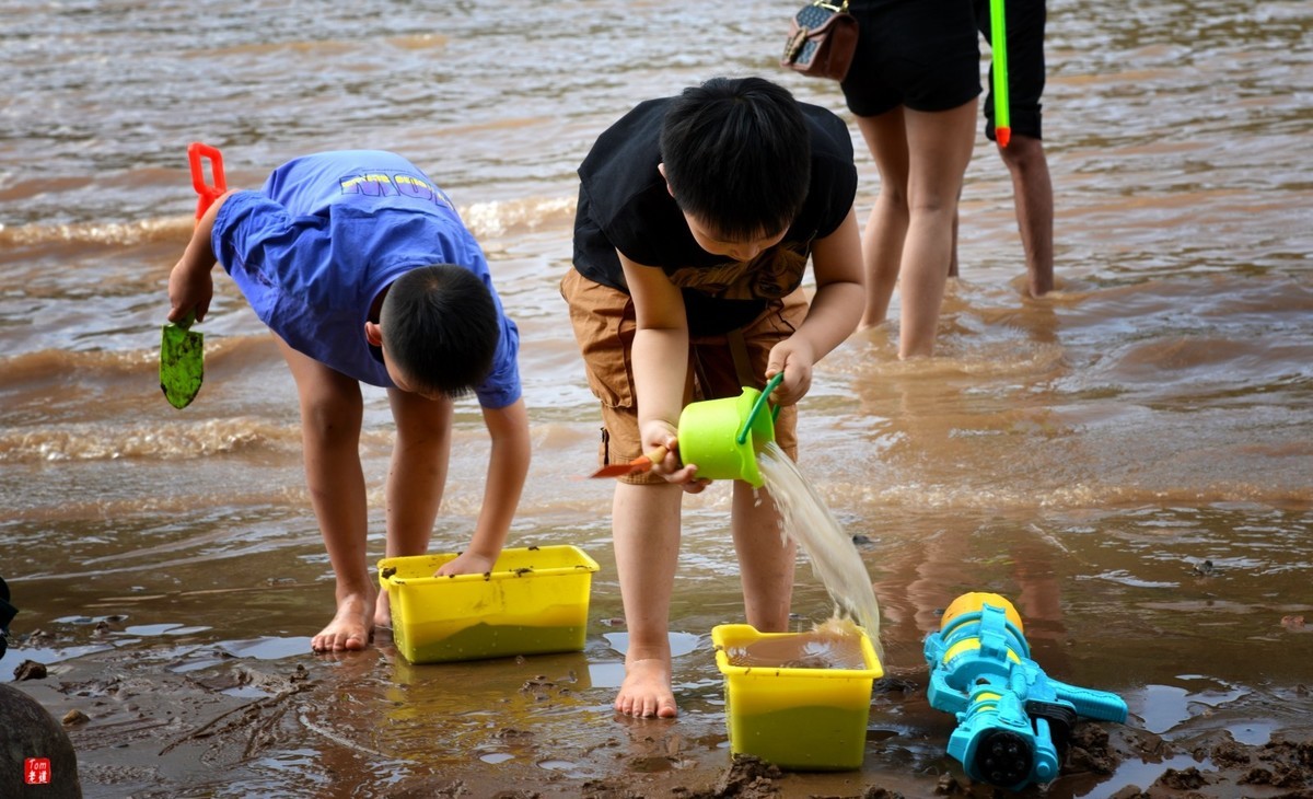 黄河边嬉戏的人群