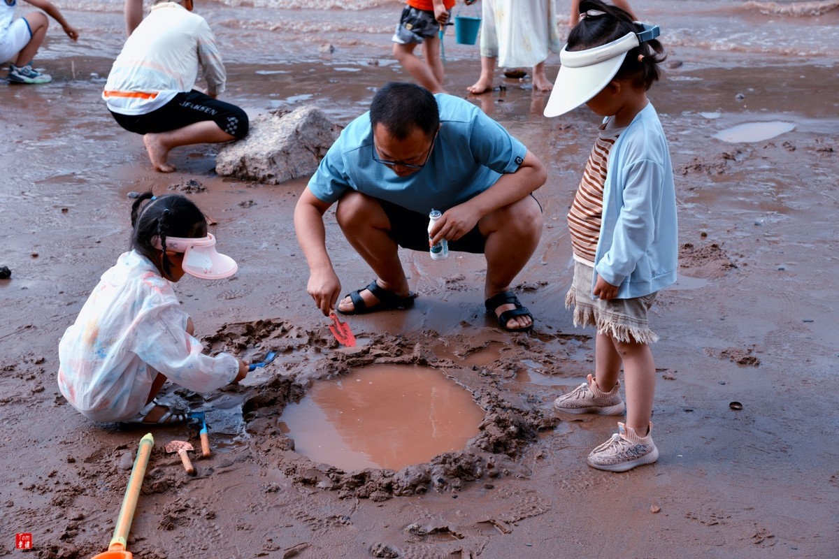 黄河边嬉戏的人群