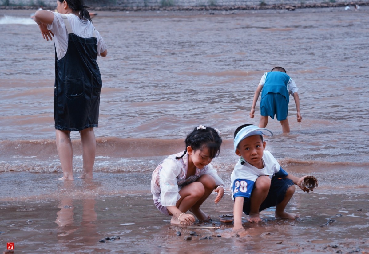 黄河边嬉戏的人群