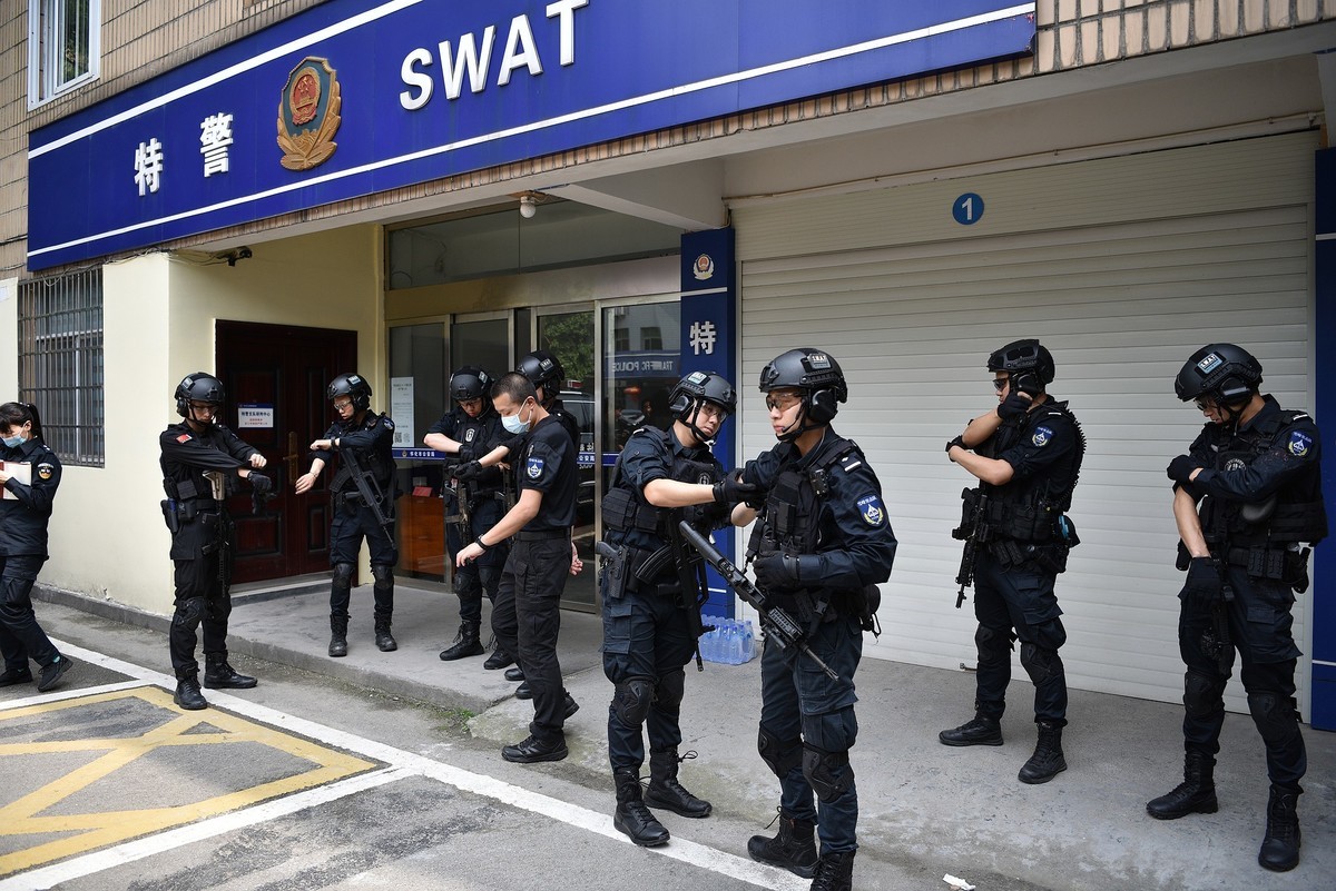 公安特警  整装待发