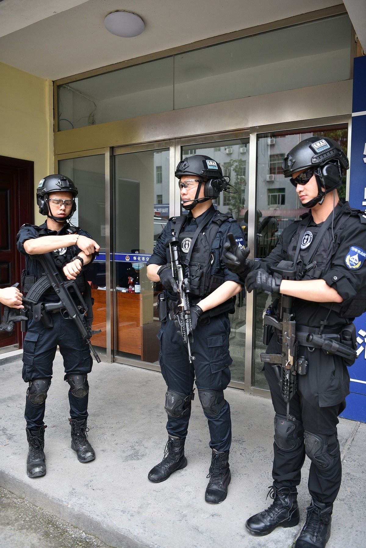 公安特警  整装待发