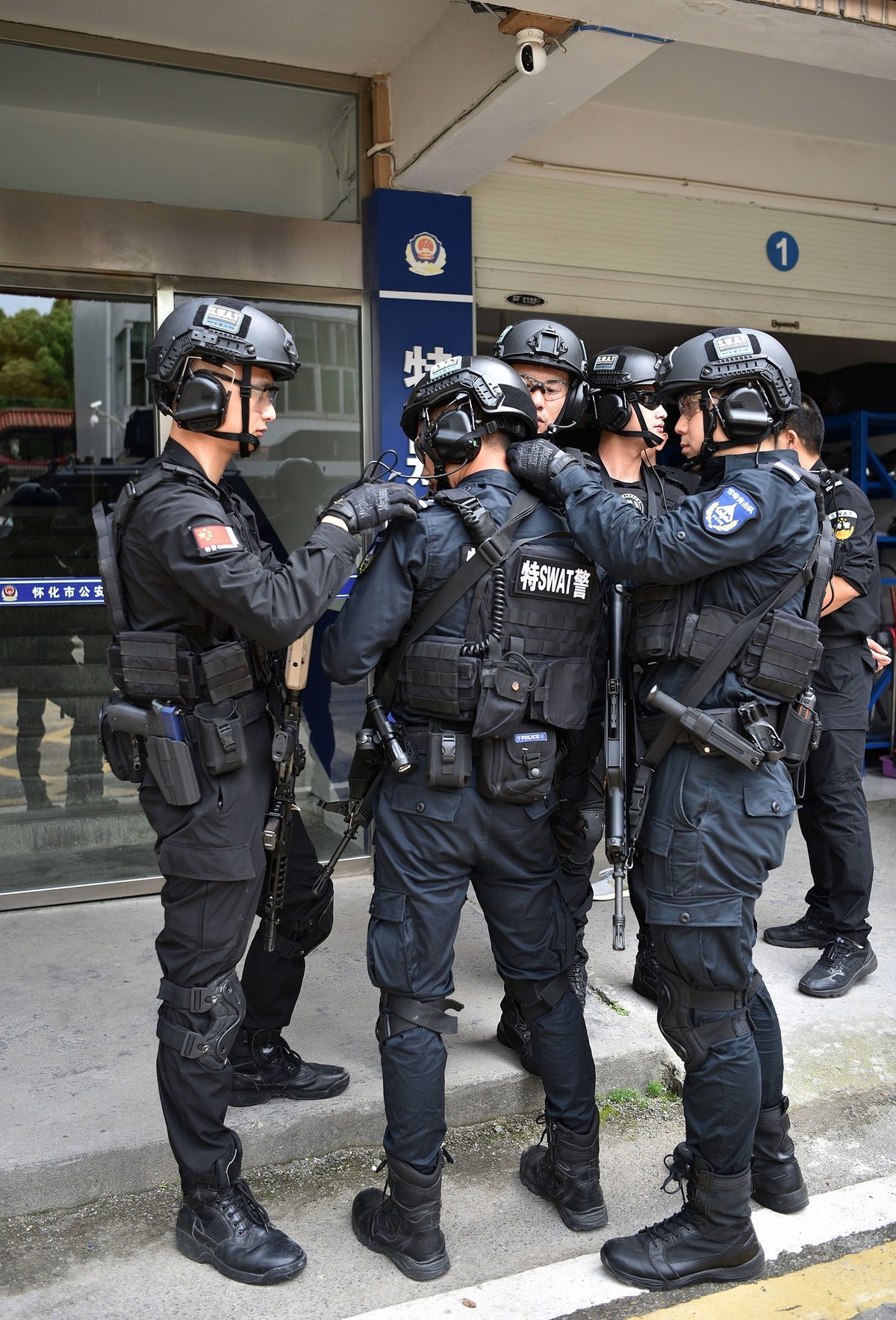 公安特警  整装待发