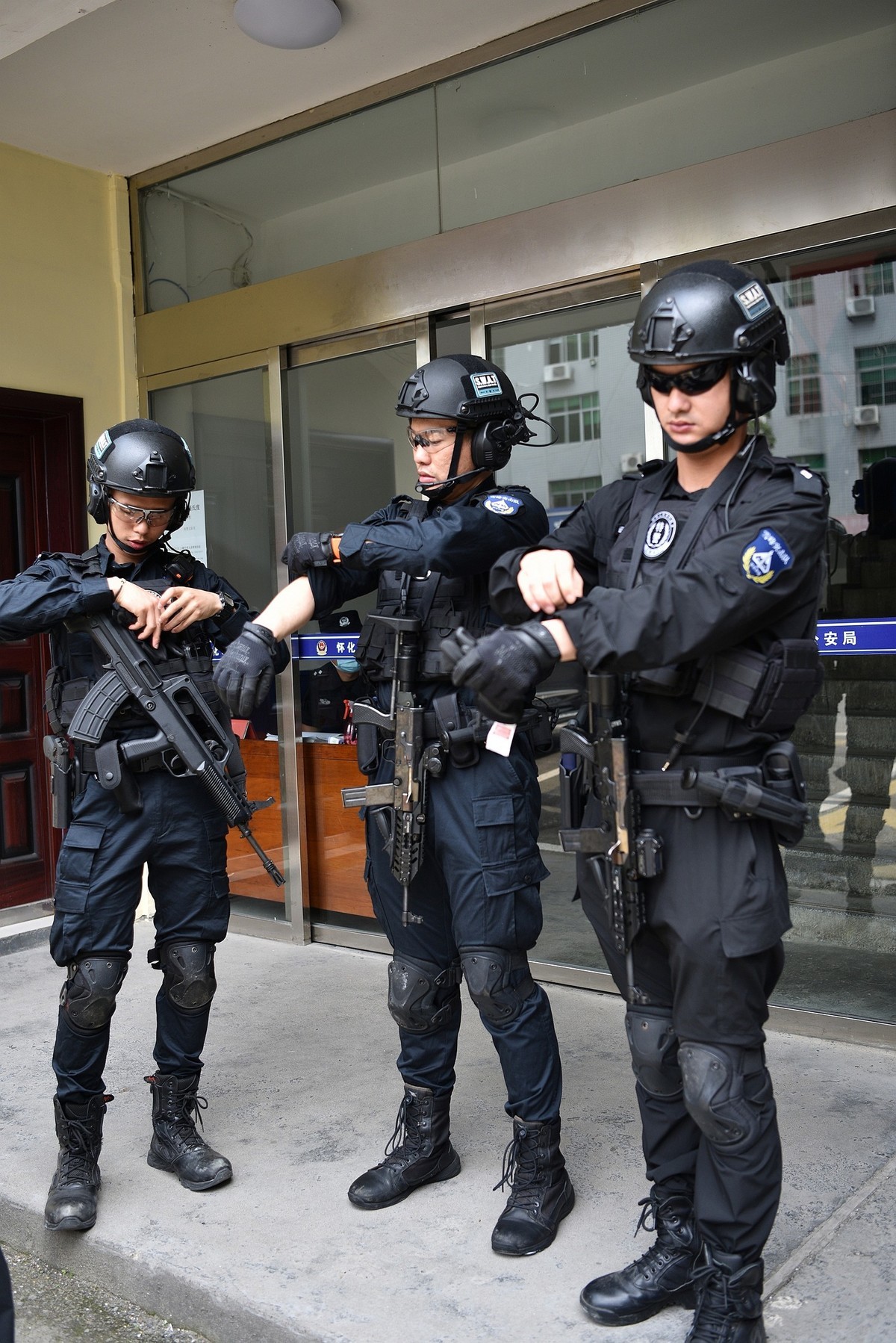 公安特警  整装待发