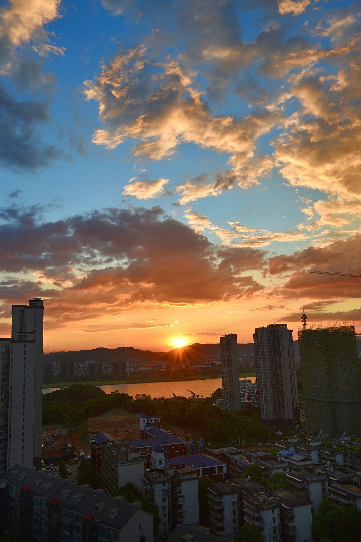 高楼窗外风景照片图片