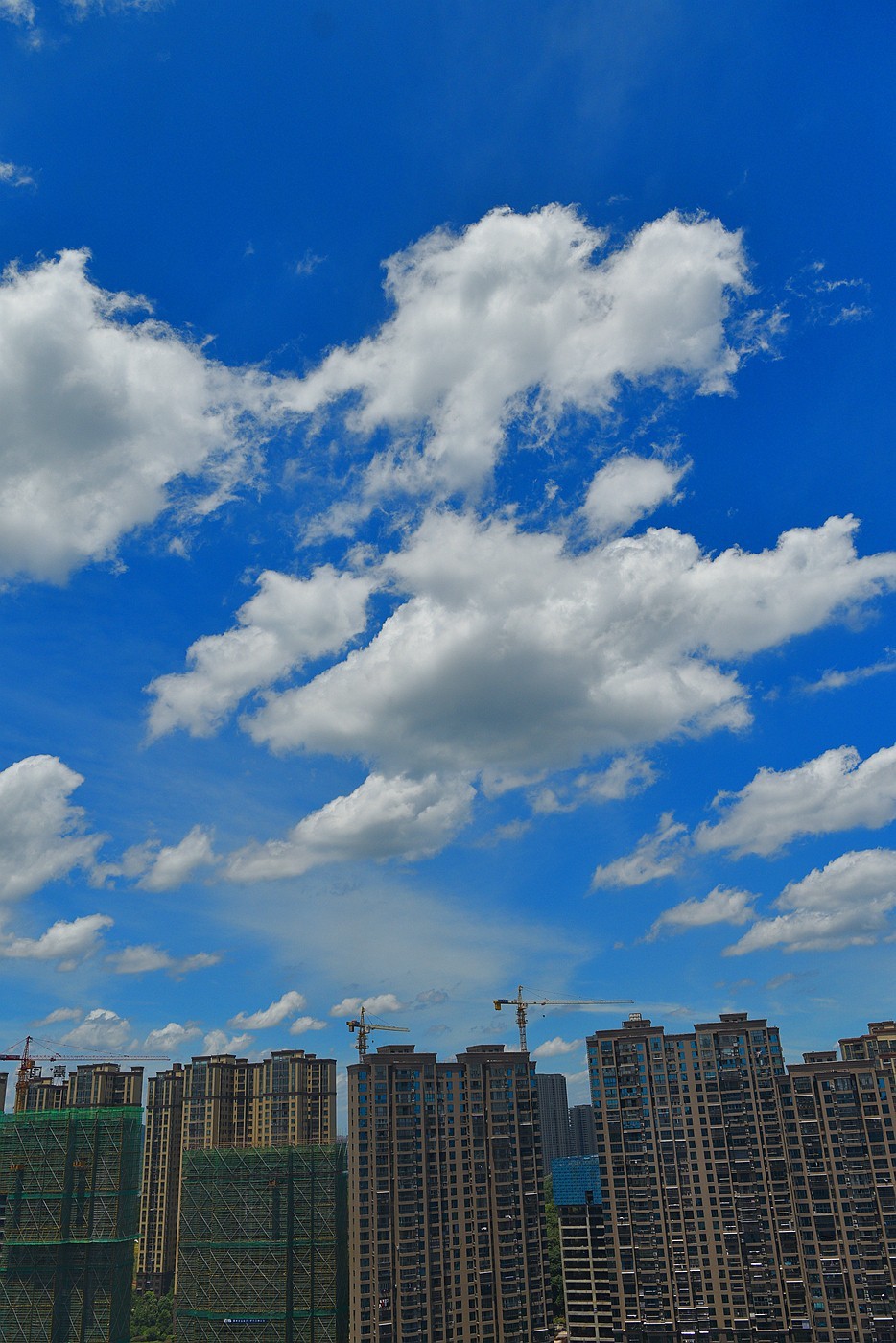 长沙高楼窗外蓝天白云与晚霞