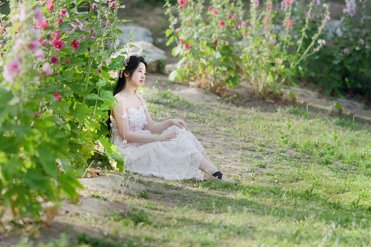 蜀葵花前拍摄人像