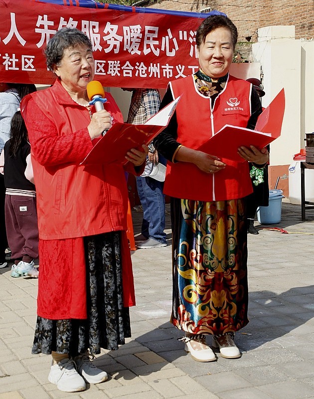 《不老松：纪实摄影》【爱在重阳节、情暖夕阳红】义工进小区！ (36)义工们为老年居民