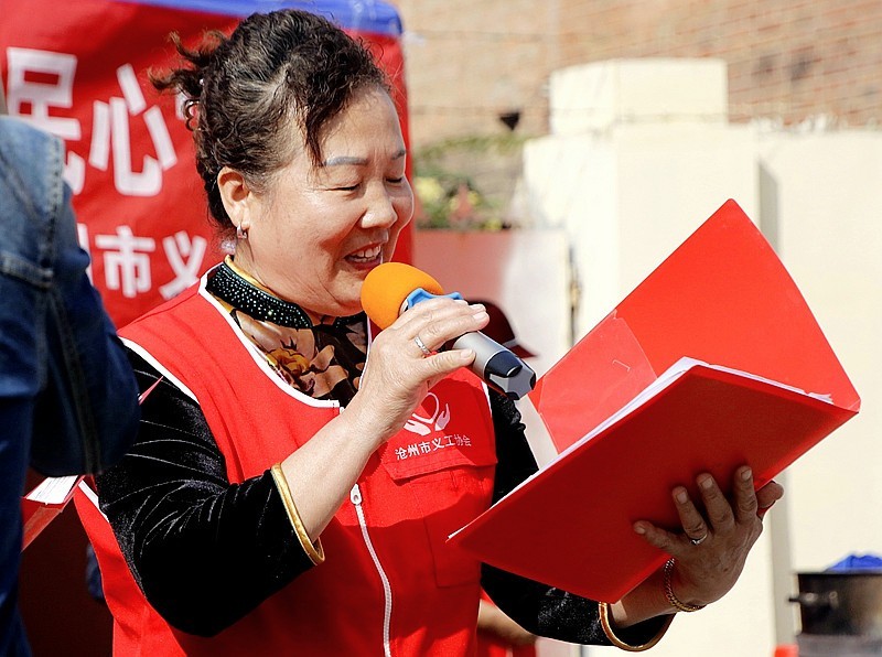 《不老松：纪实摄影》【爱在重阳节、情暖夕阳红】义工进小区！ (36)义工们为老年居民