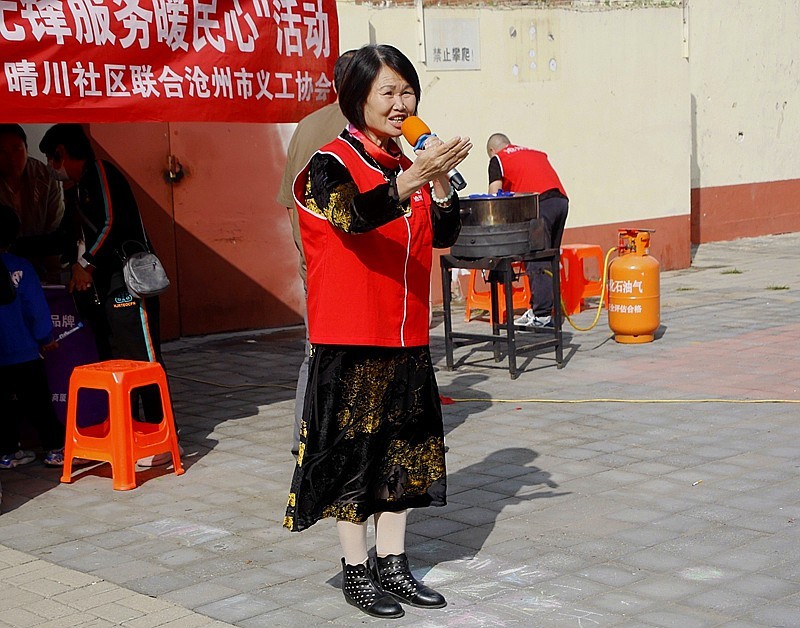 《不老松：纪实摄影》【爱在重阳节、情暖夕阳红】义工进小区！ (36)义工们为老年居民