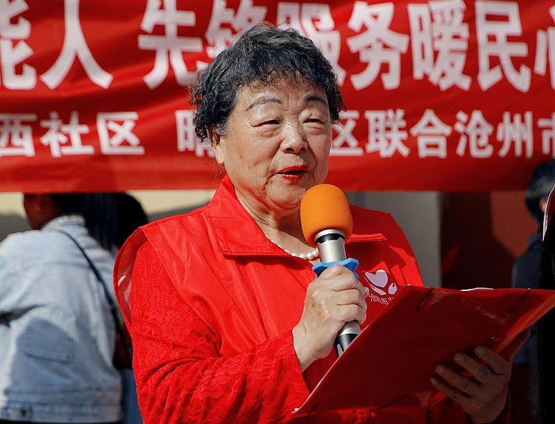 《不老松：纪实摄影》【爱在重阳节、情暖夕阳红】义工进小区！ (36)义工们为老年居民