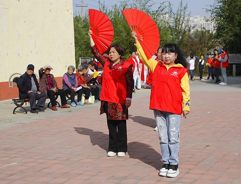 《不老松:纪实摄影》【爱在重阳节、情暖夕阳红】义工进小区! (34)义工们为老年居民