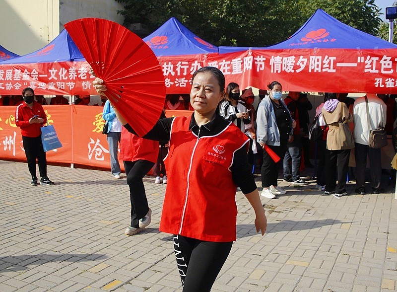 《不老松：纪实摄影》【爱在重阳节、情暖夕阳红】义工进小区！ (34)义工们为老年居民