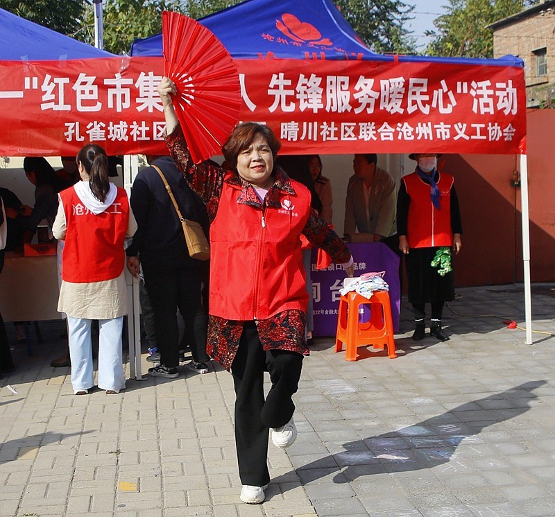 《不老松：纪实摄影》【爱在重阳节、情暖夕阳红】义工进小区！ (34)义工们为老年居民