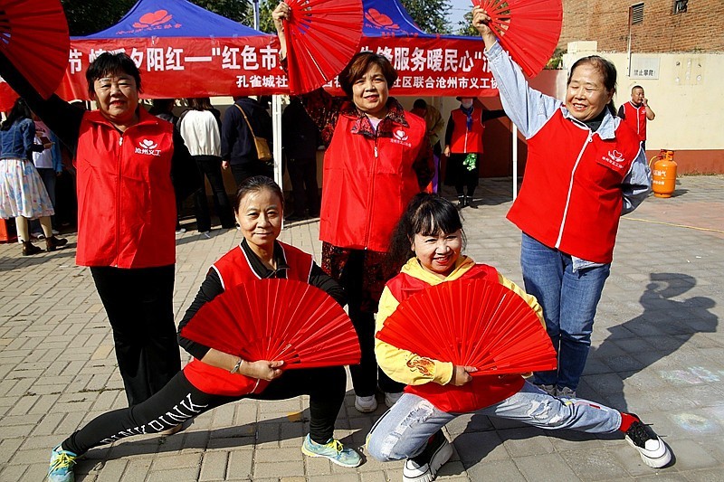 《不老松：纪实摄影》【爱在重阳节、情暖夕阳红】义工进小区！ (34)义工们为老年居民